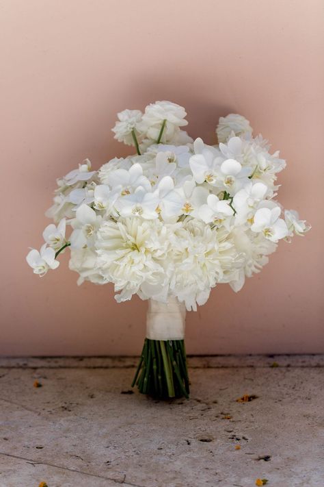 White Rose Ranunculus Bouquet, Modern Bridal Bouquets, Ranunculus Bouquet, White Wedding Ceremony, Flowers Orchids, Edgy Wedding, Inside Weddings, Orchid Bouquet, Garden Weddings Ceremony