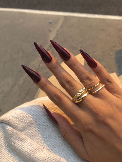 Dark Red Stilletos Nails, Maroon Stiletto Nails, Vampy Red Nails, Long Burgundy Nails, Dark Red Nail Ideas, Dark Feminine Nails, Burgundy Red Nails, Short Coffin Nails Designs, Maquillage On Fleek