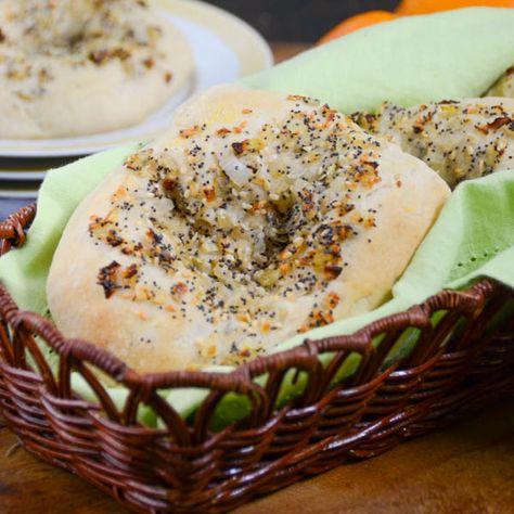 Bialy Recipe, Yeast Bread Rolls, New York Long Island, Jewish Holiday Recipes, Heritage Recipes, Biscuit Rolls, Bread Pastry, Jewish Heritage, Jewish Food