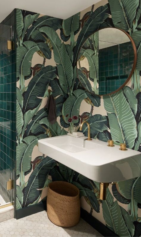 Jungle Bathroom, Colourful Bathroom, Tropical Bathroom, Bad Inspiration, Toilet Room, Bathroom Design Decor, Downstairs Bathroom, Bath Ideas, Bathroom Inspiration Decor