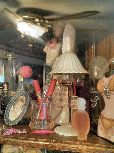 Pretty Perfume Bottles Aesthetic, Old Perfume Bottles Aesthetic, Old Fashioned Perfume Bottles, Peace Place, Face Goals, Life Plans, Parfume Bottle Vintage, Vintage Perfume Bottles With Pump, Pretty Balloons