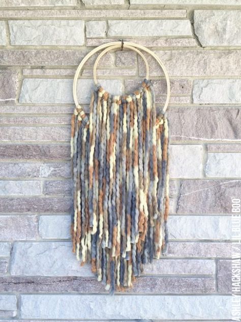 20 Yarn Wall Hanging Crafts | Page 4 of 4 | The Crafty Blog Stalker Diy Yarn Wall Hanging, Easy Diy Wall Hanging, Diy Wall Hanging Yarn, Boho Yarn, Pola Macrame, Yarn Hanging, Yarn Wall Art, Yarn Wall, Hoop Projects