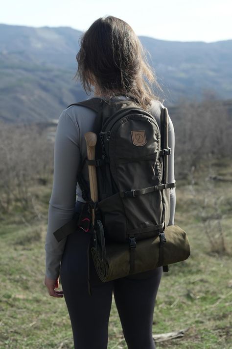 Rear view of a person with a backpack standing in front of a mountain landscape. Trendy Travel Outfits, Unique Travel Tattoos, Tattoo Camping, Wanderlust Aesthetic, Hearty Breakfasts, Stylish Travel Outfit, Creative Camping Ideas, Camper Renovations, Camping Meal