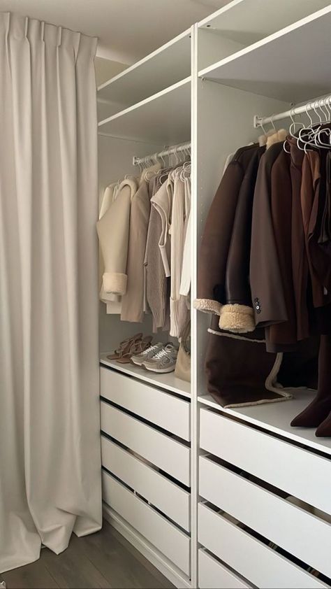 Closet Organization Aesthetic, Organizing Clothes, Wardrobe Organisation, Big Closets, Wardrobe Room, Dream Closets, Cleaning Closet, Girl Closet, Closet Organizer