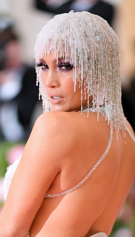 Jennifer Lopez This dazzling beaded headpiece has Cher tribute written all over it. JLo nails the look, pairing her jewelled strands with ’70s-style purple eye makeup. #JenniferLopez #Makeup #Hair #MetGala Pretty Ponytails, Gatsby Headpiece, Beaded Headpiece, Met Gala Red Carpet, Bride Headpiece, Glam Squad, Gala Dresses, Portobello, Celebrity Hairstyles