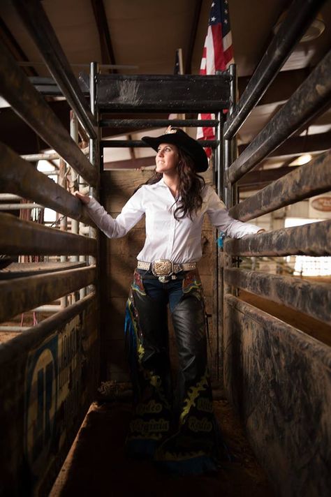 Beautiful Shot! #RodeoQueen Miss Rodeo Virgina Rodeo Queen Clothes, Rodeo Arena, Horse Senior Pictures, Cowgirl Photoshoot, Western Photoshoot, Cowgirl Pictures, Rodeo Girls, Wilde Westen, Queen Outfit