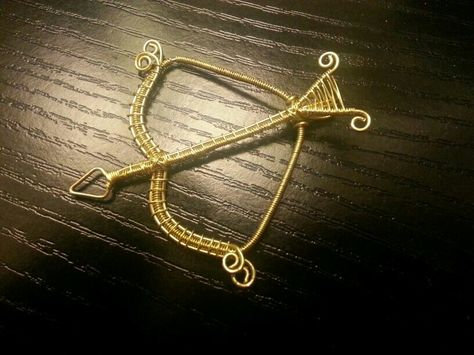 wire wrapped bow and arrow pendant.. created for a little girl who loves the film Brave :) Wire Bow And Arrow, Wire Arrow, Copper Wire Crafts, Wire Projects, Arrow Pendant, Bow And Arrow, Medieval Jewelry, Head Jewelry, Diy Wire Jewelry