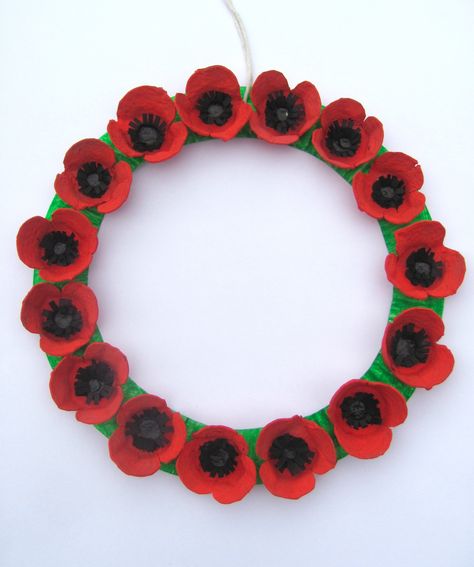 Poppy wreath made from egg cartons for Remembrance Day Paper Plate Poppy Craft, Memorial Day Poppies, Poppy Craft For Kids, Remembrance Day Activities, Remembrance Day Art, Poppy Craft, Remembrance Day Poppy, Remembrance Poppy, Poppy Wreath