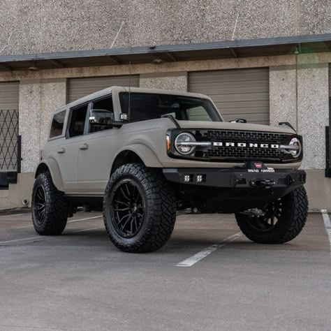 2021 Ford Bronco featuring our Gobi Tan Signature Finish. RPG 3.5" Lift, 37" Nitto tires, Road Armor front and rear bumpers, Warn Winch, Amp Research power side steps, Fuel Wheels, Rigid Industries lighting. Ford Bronco Wheels, Ford Bronco New, Bronco Ford 2023, Lifted Ford Bronco, Ford Bronco 2023, Ford Bronco Aesthetic, Bronco Lifted, Lifted Bronco, Bronco 2023