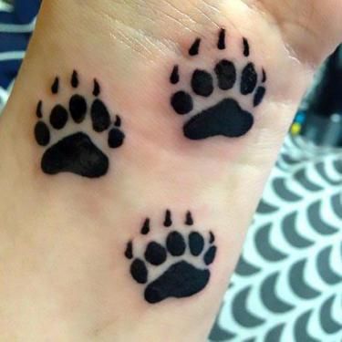 81 Cute Tiny Tattoo Ideas Momma Bear Tattoo, Bear Paw Tattoo, Bear Claw Tattoo, Bear Paw Tattoos, Claw Tattoo, Bear Paw Print, Pawprint Tattoo, Petit Tattoo, Omerta Tattoo