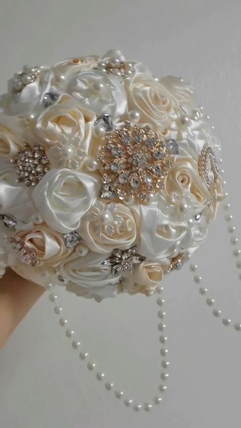 Watch Pearl String Wedding Bridal Brooch Bouquet on Amazon Live Gold Ramo Quince, Xv Bouquet Flower, Quinceanera Ramo, Wedding Bouquets Gold, Quince Bouquet, Quinceanera Bouquet, Gold Bouquet, Bridal Brooch, Bridal Brooch Bouquet