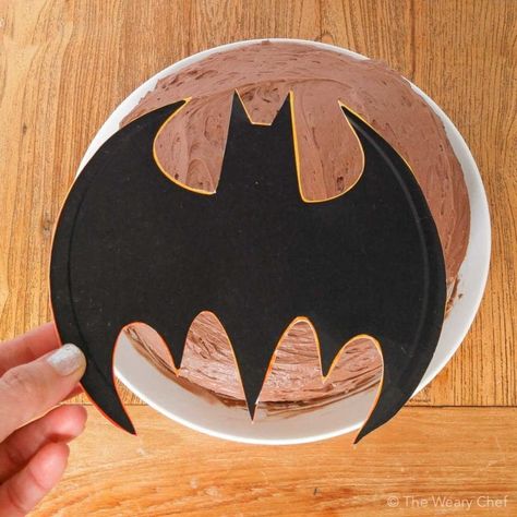 Batman Cakes Ideas, Diy Batman Cake, Cake Ideas For Baby Boy, Robin Birthday Party, Easy Batman Cake, Lemon Poke Cake, Diy Batman, Batman Cake Topper, Batman Birthday Cakes