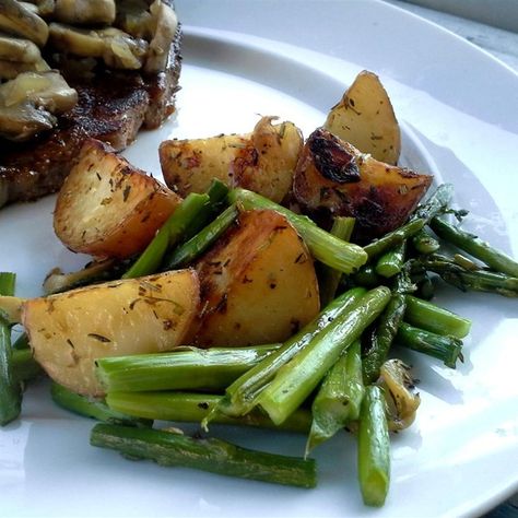 Oven Roasted Red Potatoes and Asparagus | "This garlicky red potato and asparagus dish is easy and delicious served either hot or cold. Rosemary and thyme give it a sophisticated flavor. Try adding a little chopped red pepper, too...yum!" Cold Asparagus, Potato And Asparagus Recipe, Baked Red Potatoes, Oven Roasted Red Potatoes, Steam Food, Potatoes And Asparagus, Asparagus Recipes Oven, Dinner Fall, Asparagus Dishes