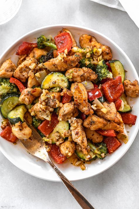 This air fryer chicken and veggies recipe - #airfryer #chicken #recipe #eatwell101 - Super easy to make and full of flavor. Air fryer chicken and vegetables make a complete and healthy low-carb or keto meal in under 20 minutes! - #recipe by #eatwell101® Low Carb Low Calorie Air Fryer Recipes, Super Low Calorie Recipes, Airfryer Chicken, Simple Dinners, Healthy Low Carb Dinners, Chicken And Veggies, Quick Healthy Dinner, Air Fryer Recipes Chicken, Air Fryer Dinner Recipes