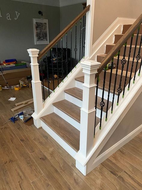 Diy Newel Post Makeover, Diy Newel Post, Railing Makeover, Stair Railing Makeover, Stair Newel Post, Diy Will, Stair Rails, Handrail Design, Diy Staircase