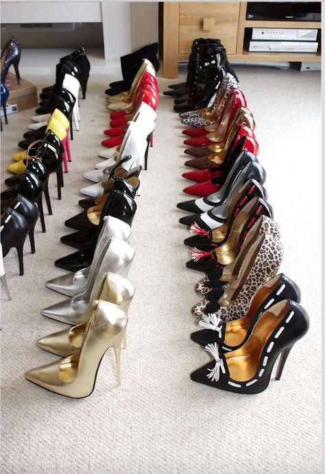 An impresive line up. Co Washing, High Heels Boots, Sandals Strappy, Beautiful High Heels, Hot Heels, Relaxed Hair, Platform High Heels, Fabulous Shoes, Hot Shoes