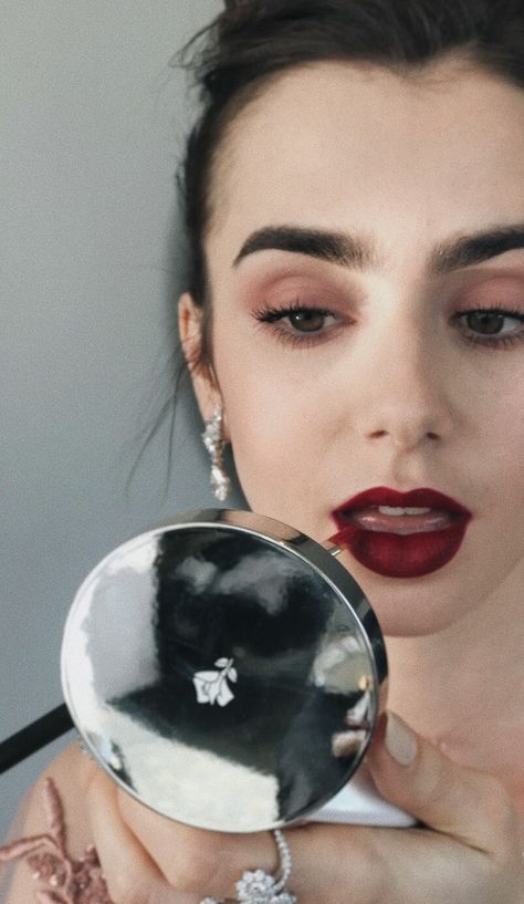 Lily Collins Lipstick, Lily Collins Outfit, Lily Collins Makeup, Lily Collins Style, Hazel Eye Makeup, Smink Inspiration, Makeup Mistakes, Winter Makeup, Deep Winter