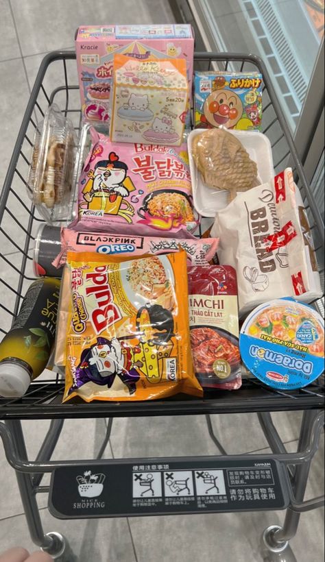 Korea Snack, Korea Shopping, Cute Snacks, Food Drinks Dessert, I Want To Eat, Food Obsession, Korean Food, Pretty Food, Food Cravings