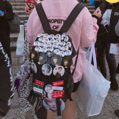 I should seriously try this out No Backpack Day Ideas, No Backpack Day, Mochila Kpop, Concert Bag, Concert Bags, Bts Memes Hilarious, K Wallpaper, Bts Meme, Loving You