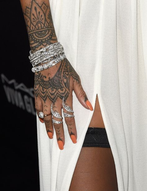 The Ultimate Celebrity Tattoo Gallery Rihanna Hand Tattoo, Rihanna Tattoo, Tattoo Perna, Feminine Tattoo Sleeves, Underboob Tattoo, Rihanna Photos, Inspiration Tattoo, Tattoos Geometric, Rihanna Style