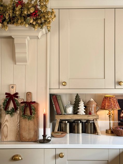 Kitchen Countertop Christmas Decor, Kitchen Tiktok, Corner Styling, Winter Kitchen Decor, Festive Kitchen, Devol Kitchens, Charming Kitchen, Cottage Christmas, Winter Mood