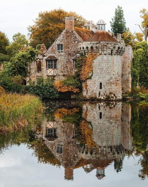 Scotney Castle, Vila Medieval, Stone Building, Castles In England, Kent England, Beautiful Castles, Old Stone, English Countryside, Old Buildings