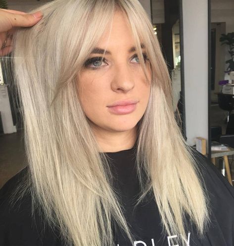 So much yes! Colour by @telleish_hair_studio with #Olaplexau. So healthy and luscious! Long Bangs Center Part, Platinum Silver Hair Color, Hair Bang, Blonde Hair With Bangs, Bangs With Medium Hair, Silver Hair Color, Hair Done, Hair Flip, Trendy Hair Color