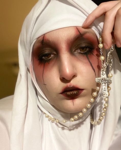 Dark Nun Makeup, Creepy Nun Costume, Nun Make Up Halloween, Goth Nun Makeup, Nun Halloween Costumes Makeup, Alastor Makeup, Evil Nun Makeup, Evil Nun Costume, Nun Costume Makeup