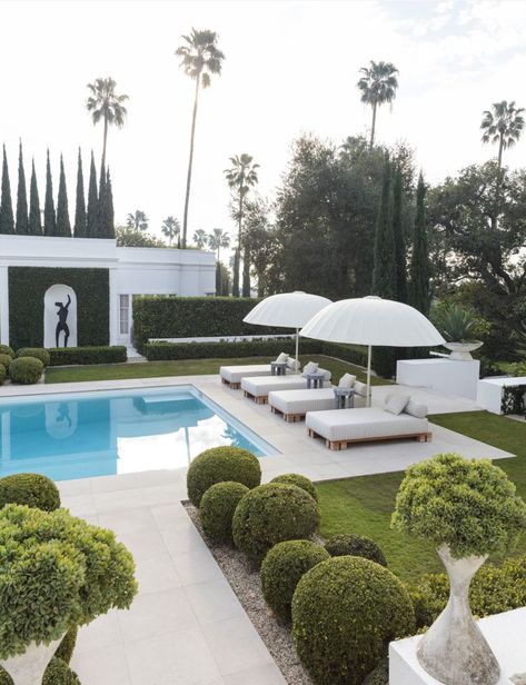 Kelly Wearstler Interiors: Residential Design • Beverly Hills Pool House - The backyard landscape features a beautiful pool house and incredible landscaping by Art Luna. Paola Lenti's coupe-shapred bistro parisol umbrellas shade the Krios Loungers by Conrad Sanchez. Tap the pin for more landscapes, exteriors and patio layout ideas by interior designer Kelly Wearstler. Kelly Wearstler Interiors, Modern Pool House, Small Backyard Design Layout, Moderne Pools, Backyard Design Layout, Residential Pool, Pool Umbrellas, Pool Landscape Design, Beverly Hills Houses