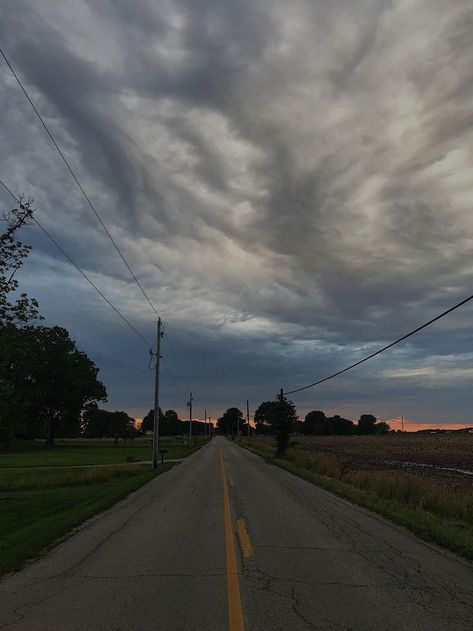 Rainy Sky, Foggy Weather, All The Bright Places, Being A Mother, Cloudy Sky, Cloudy Day, Aesthetic Images, City Aesthetic, Country Road