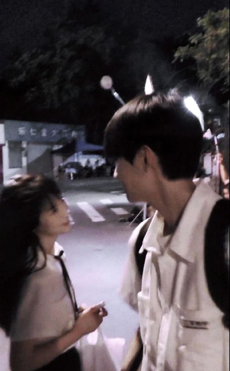 Zhang Miao Yi, Futurisme Retro, 사진 촬영 포즈, Hidden Love, Ulzzang Couple, Couple Wallpaper, Film Aesthetic, Drama Movies, Couple Aesthetic