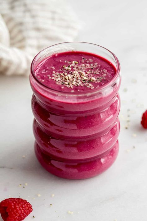 Berry Beet Smoothie Beet Juice Aesthetic, Beetroot Smoothie, Beets Smoothie Recipes, Green Foods, Beet Smoothie, Milk Smoothie, Detox Juice Recipes, Beet Recipes, Post Workout Snacks