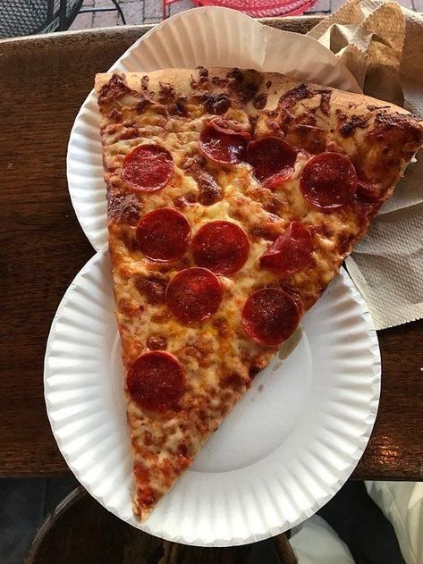 Pizza Slice Aesthetic, Pictures Of Pizza, Restaurant Foods, Slice Pizza, Yummy Pizza, Homemade Frappuccino, Smoothie Recipes With Yogurt, Piece Of Pizza, Slice Of Pizza