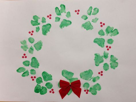 Golden Retriever Paw Print Christmas art! Maizey's Christmas wreath Hand And Paw Print Art, Christmas Dog Paw Print, Dog Paw Print Art Halloween, Dog Print Christmas Crafts, Christmas Dog Paw Painting, Christmas Paw Print Crafts, Paw Print Christmas Craft, Dog Christmas Art, Dog Paw Christmas Art