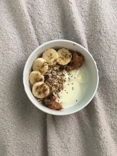 Yoghurt Breakfast Ideas, Yoghurt Oatmeal, Yoghurt Breakfast, Butter Cinnamon, Cinnamon Oatmeal, Digital Gallery, Oatmeal Recipe, The Best Breakfast, Banana Oatmeal