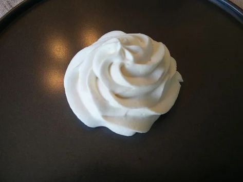 Gelatin Free Stabilized Whipped Cream (with Pictures) Whipped Cream Icing Recipe, December Baking, Sturdy Whipped Cream Frosting, Whipped Cream Recipes, Fine Dining Dessert, Stabilized Whipped Cream Frosting, Whipped Cream Frosting Recipe, Pastry Filling, Whipped Cream Icing