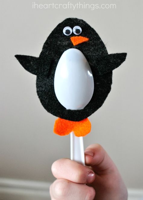 This plastic spoon penguin craft is perfect for kids to use them for small world play or as puppets with their favorite penguin book. Fun winter kids craft. Penguin Crafts Preschool, Winter Animal Crafts, Winter Crafts For Toddlers, Easy Winter Crafts, Winter Crafts Preschool, Fun Winter Crafts, Penguin Crafts, Penguin Craft, Spoon Crafts