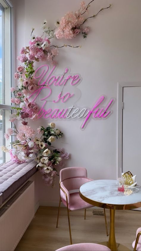 Floral Nail Salon Decor, Insta Worthy Backdrops, Corner Selfie Wall, Girly Boutique Decor, Salon Astethic, Selfie Wall Ideas Salon, Pink Salon Decor, Pink Salon Aesthetic, تحت الدرج