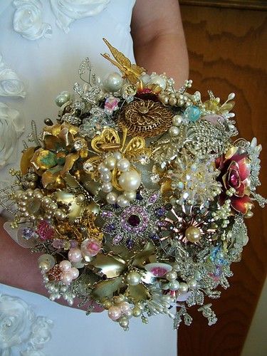 Brooch Bouquet Tutorial, Wedding Brooch Bouquets Diy, Brooch Bouquet Diy, Bling Bouquet, Raggedy Anne, Vintage Bridal Bouquet, Wedding Goodies, Elegant Wedding Bouquets, Handmade Wedding Bouquet