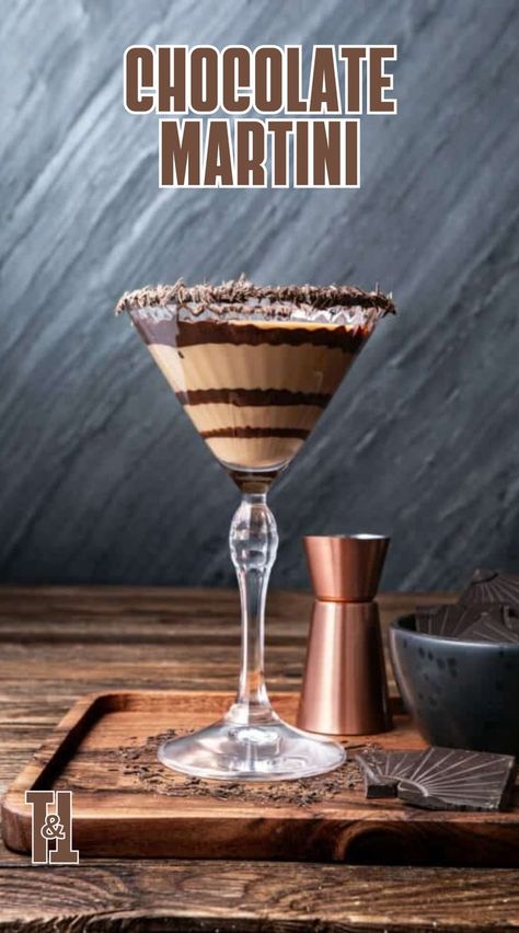 Treat yourself this holiday season with a decadent Chocolate Martini! Perfect for holiday parties, this creamy cocktail is a must-try for your Christmas party drinks menu. Chocolate Alcoholic Drinks, Vodka Drinks Easy, Chocolate Martini Recipe, Holiday Martinis, Martini Recipes Vodka, Chocolate Vodka, Christmas Party Drinks, Christmas Martini, Christmas Drinks Alcohol