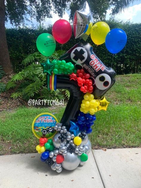 Video Game Balloon Bouquet, Gamer Balloon Bouquet, Roblox Balloon Bouquet, Gamers Party Ideas, Minecraft Birthday Decorations, Video Game Party Favors, Roblox Birthday Party, Robot Birthday Party