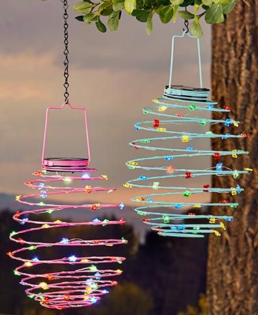 Solar Garden Decor, Carillons Diy, Solar Light Crafts, Lawn Decorations, Diy Wind Chimes, Light Crafts, Front Lawn, White Lights, Pouring Painting