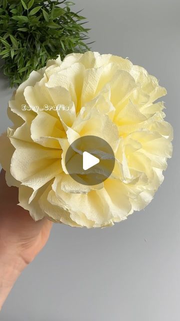 Flowers Diy Easy, Hanging Paper Flowers Diy, White Paper Flowers Diy Easy, Tissue Flowers Diy Easy, Flowers Out Of Tissue Paper, How To Make Tissue Flowers, Tissue Craft, Easy Tissue Paper Flowers, Make A Flower