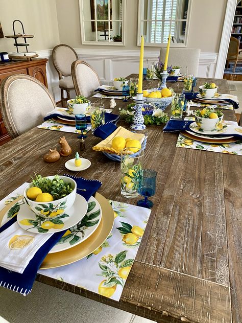 Lemon Plates Table Decor, Lemon Dining Room Table Decor, Lemon Dinner Table Decor, Summer Table Settings Dining Rooms, Lemon Dining Room, Summer Dining Room Table Decor, Lemon Tablescape, Lemon Table Decor, Table Setting Design