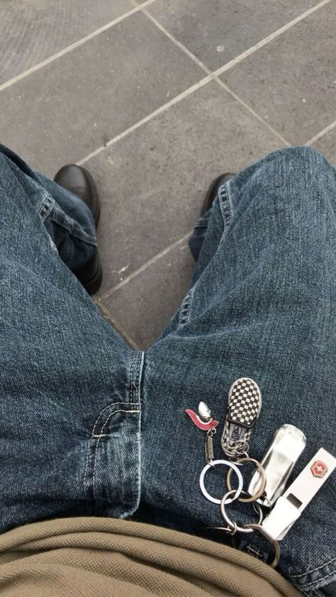 ✻ 🂱 Carabiner On Jeans, Keychain On Jeans, Not Aesthetic, Cool Keychains, Instagram Ideas Photography, Dress Aesthetic, Aesthetic Words, Jean Accessories, Auto Accessories