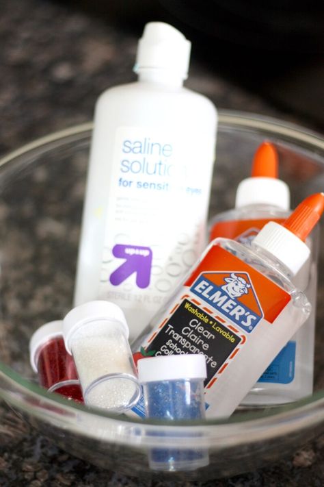 Saline solution slime recipe ingredients include clear glue, saline solution or contact solution, water, baking soda, and glitter Slime Without Glue Recipe, Baking Soda Slime, Cool Slime Recipes, Homemade Slime Recipe, Clear Glue Slime, Contact Solution, Slime No Glue, Easy Slime Recipe, Diy Slime Recipe