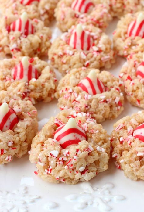 Holiday Cookies Easy, Peppermint Blossoms, Krispie Treats Christmas, Easy Holiday Cookies, Christmas Baking Cookies, Classic Cookies Recipes, Xmas Treats, Holiday Desserts Table, Cookies Easy