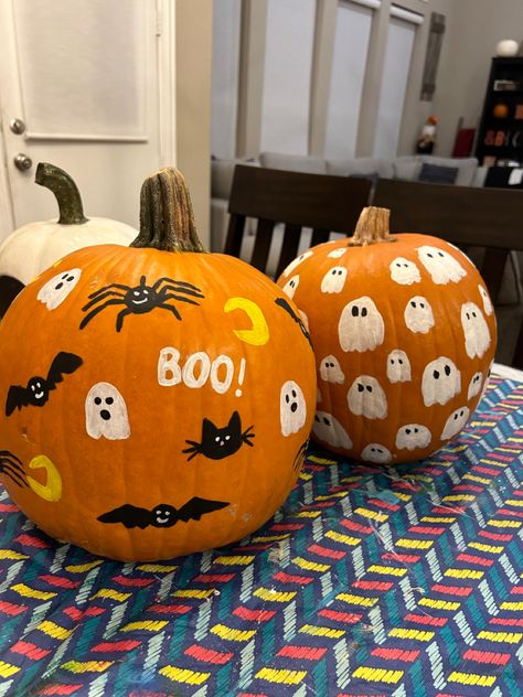 Pumpkin Decorating Toddler, Halloween Pumpkin Painting Ideas, Cute Painted Pumpkin Ideas, Halloween Pumpkin Painting, Painted Pumpkin Ideas, Fall Pumpkins Painting, Pumpkin Painting Party, Pumpkin Carving Tips, Corn Painting