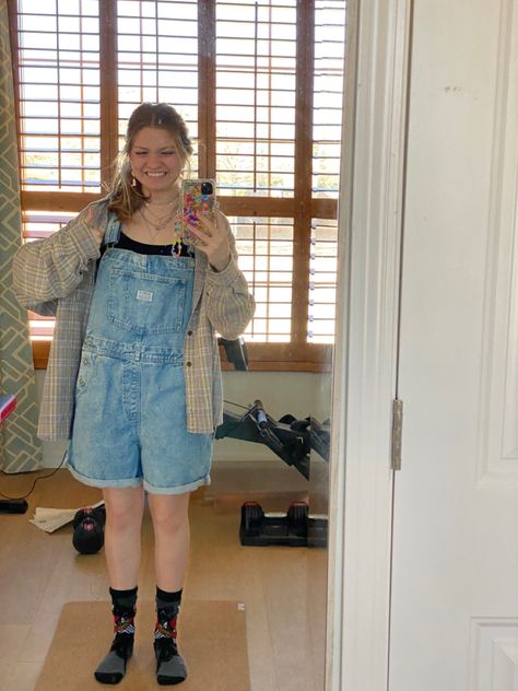 Baggy Shorts Overalls Outfit, Flannel And Overalls Outfit, Overall Outfits Shorts, Short Overalls Outfit 90s, Baggy Overall Shorts, Oversized Overalls Short, Baggy Short Overalls, Overall Shorts Aesthetic, Overall Shorts Outfit Alternative