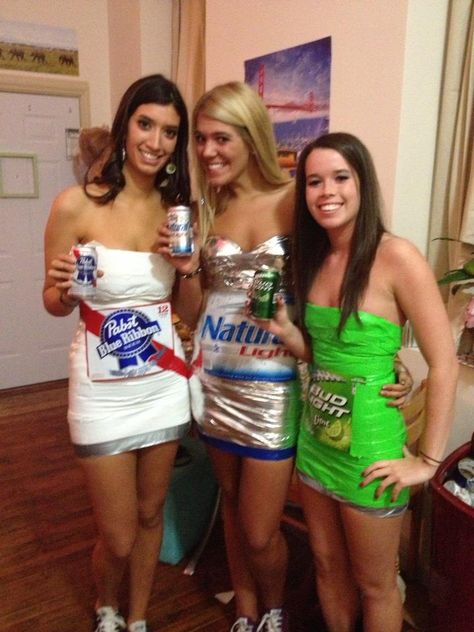 beer can dresses made of duct tape Creative Group Costumes, Beer Costume, Abc Party, College Halloween, Group Costumes, Halloween Costumes College, Creative Halloween Costumes, College Fun, Cool Halloween Costumes